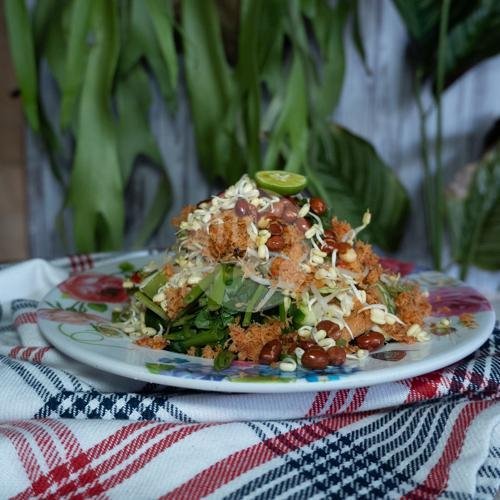 Tipat Serombotan menu Rujak Lebah One, Gunung Lebah