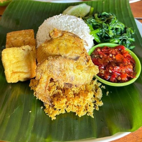 Paket Ayam Goreng Kremes+ Sambal Merah/Ijo +Nasi+Sayur+Tahu+Tempe menu Iam Bakar Mager, Kediri Tabanan