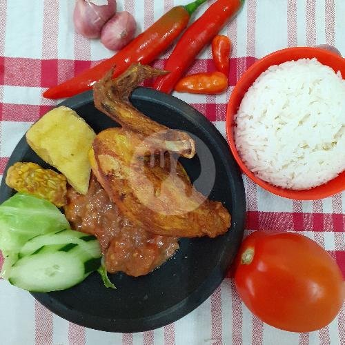 Nasi Ayam Penyet menu Dapur Omaku, Genteng Biru