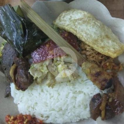 Nasi Babi Guling Komplit menu Warung Babi Guling Bu Made, Kuta