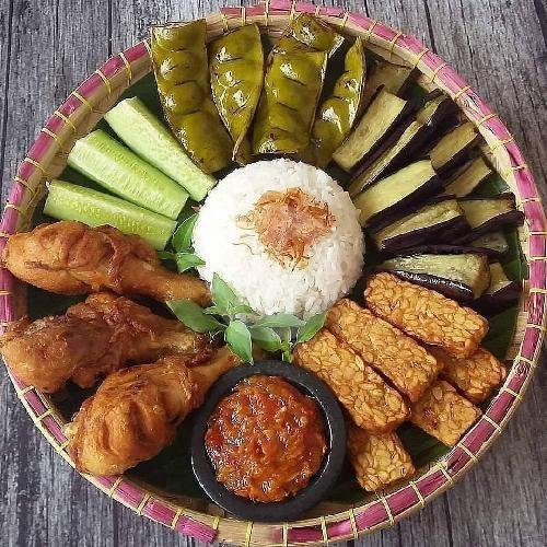 Paket Ayam Goreng Lalapan Zulltann menu Paon Darmika, Sahadewa