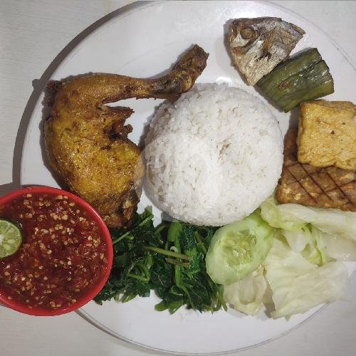 Ayam Paha + Nasi menu Nasi Tempong Bu Bella, Jl Glogor Carik No 184