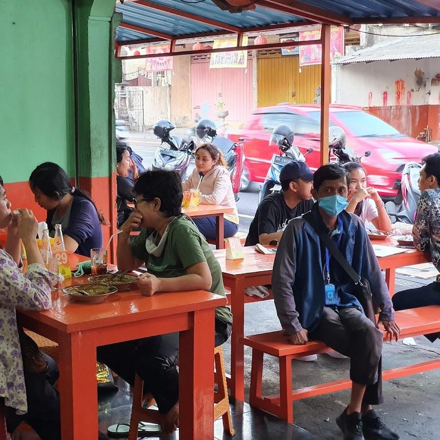 Tipat Tahu Grenceng, Sutomo