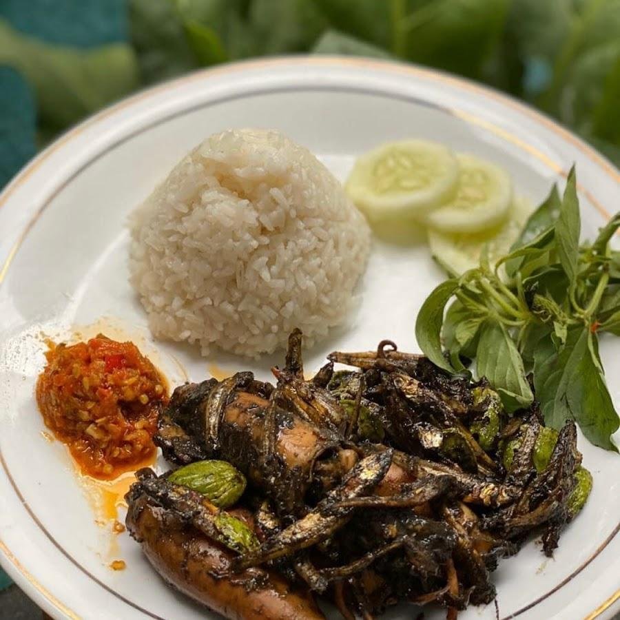 Cumi Hitam Racun Dewi Sri, Jalan Raya Dewi Sri
