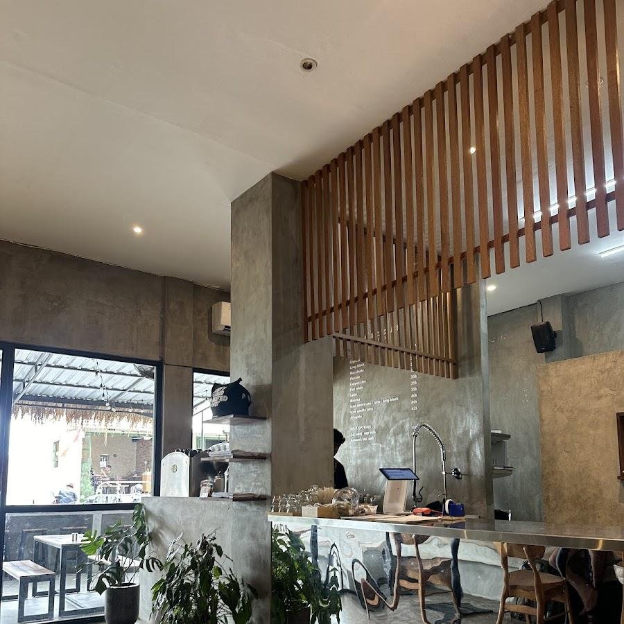Merch Cafe Amsterdam, Pererenan