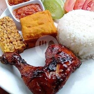 Ayam Bakar Puas menu Ayam Bakar & Lalapan Wr. Makan Dilya , Seminyak