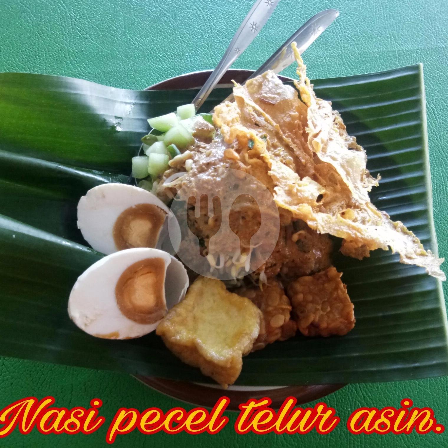 .Nasi pecel+telur asin menu Nasi Pecel Pincuk Sambal Tumpang Marem Nganjuk, Teuku Umar