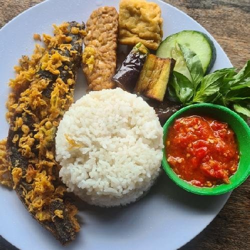 Paket lLalapan Lele Goreng + Teh Pucuk 350Ml menu Warung Muslim Bidadari, Kerobokan