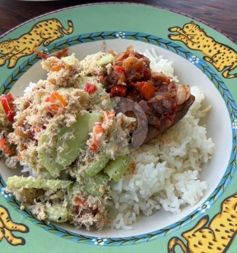 Nasi Urab Timun Campur Pindang menu Ayam Plecing Kampung, Renon