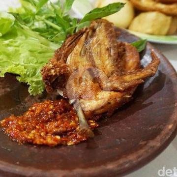 Lalapan Ayam menu Rujak Tipat Bu Yoni, Denpasar