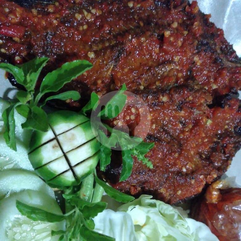 Nila Bakar Lalapan menu Warung Surya Sandik, Batu Layar