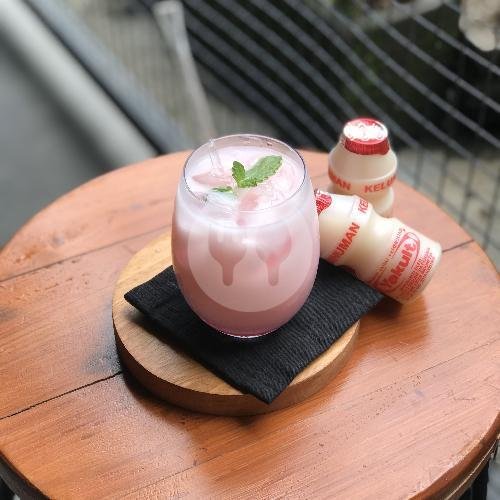 Ice Strawberry Yakult menu Kopi Delter