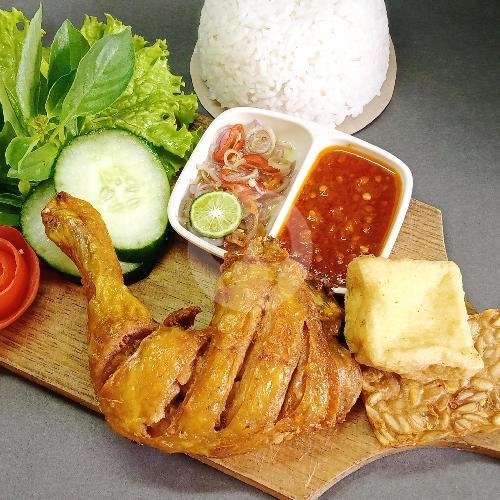 Ayam Goreng Cekuh + Nasi + Lalapan menu Warung Cedil Ayam Bakar Lalapan Dan Geprek, Sempidi, Mengwi