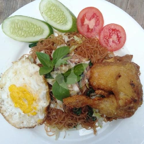 Mie Bihun, Ayam Goreng, Telur Ceplok menu Lalapan Doa Dua Ibu, Panji