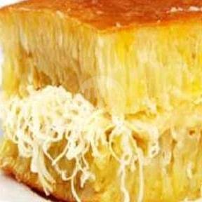 Double Keju menu Martabak Delia, Tukad Petanu