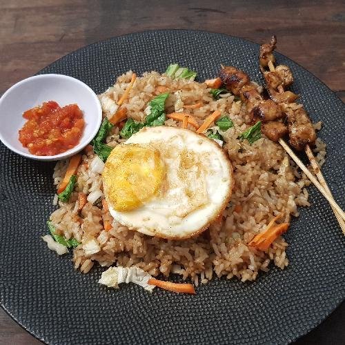 Nasi Goreng Sate Ayam menu Warung Oemge, Semat