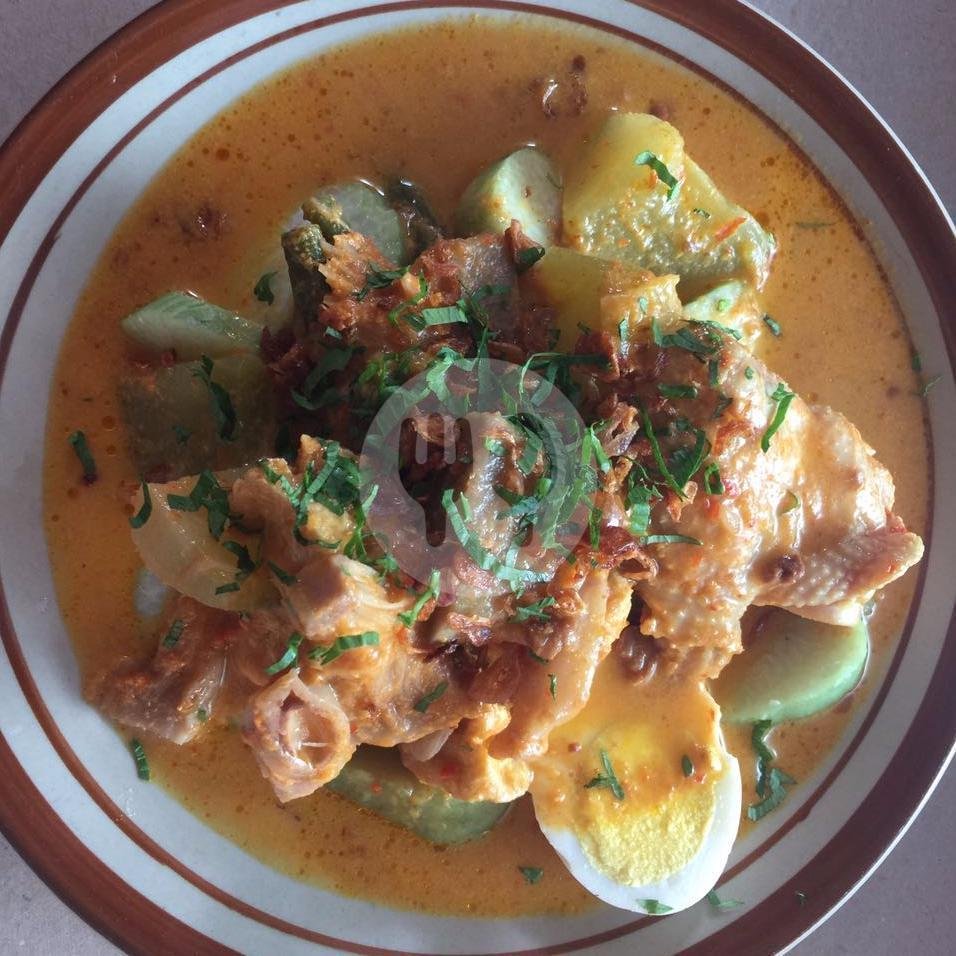 Lontong Sayur menu Warung Lomie Ale, Diponegoro