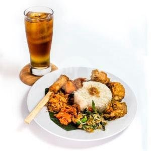 Nasi Campur Ayam + Es Teh ( Bungkus) menu Rumah Makan Dewi, Kediri Tabanan