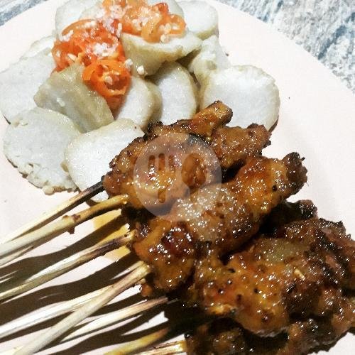Tipat  + 7 Tusuk Sate menu Sate Babi Majapahit, Kuta