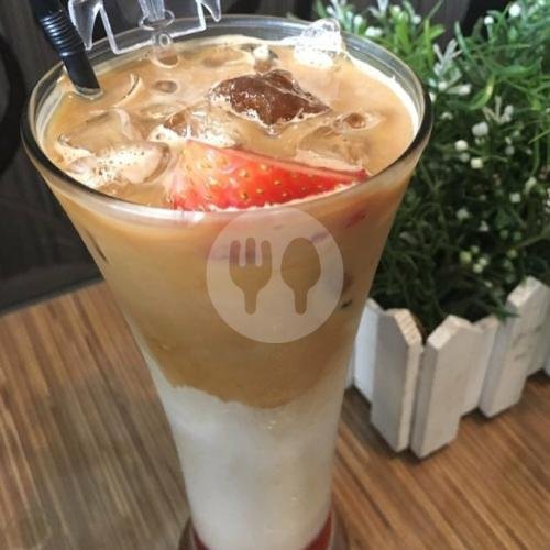 Strawberry Caffe Latte menu Maktal Coffe Bar, Cakranegara