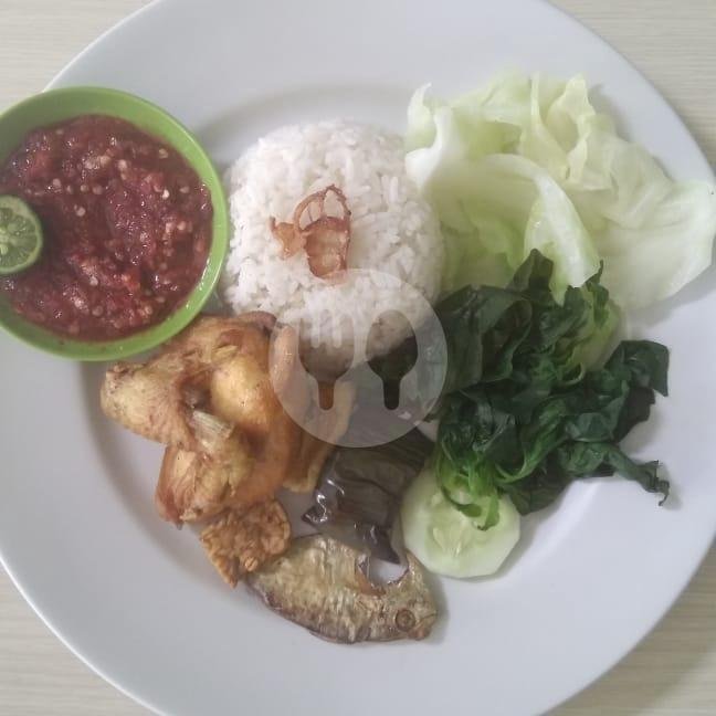 Ayam Dada + Nasi Putih menu Nasi Tempong Bu Bella, Pemogan