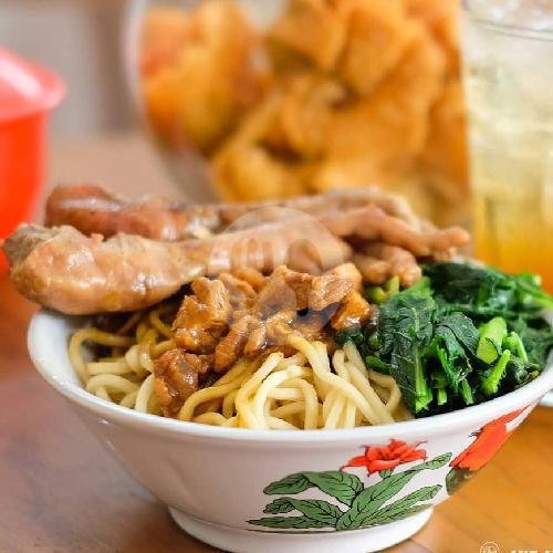 Mie Ayam Ceker + Kerupuk menu Mie Ayam Solo Pak Pandu, Bung Tomo