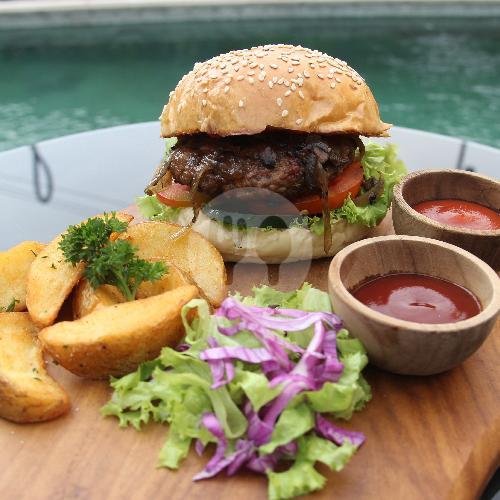 Beef Burger menu The Magendra, Teuku Umar Barat