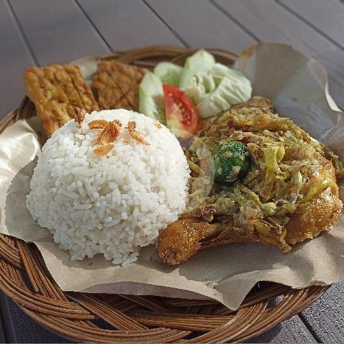 Ayam Penyet Sambal Ijo menu Kedai Arumi