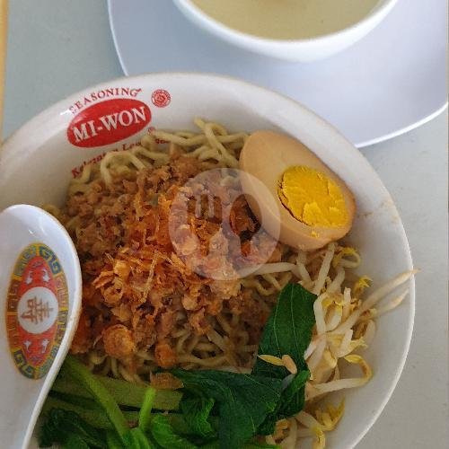 Mie Kriting Pangsit Ayam+1/2telur Kecap menu Mie Kriting Awie, Denpasar