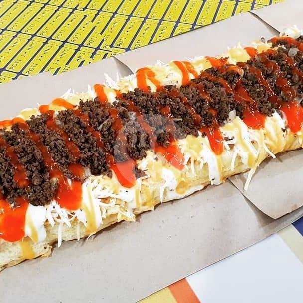 Monster Sapi Cincang menu Roti Johns Bali, Dewi Sri