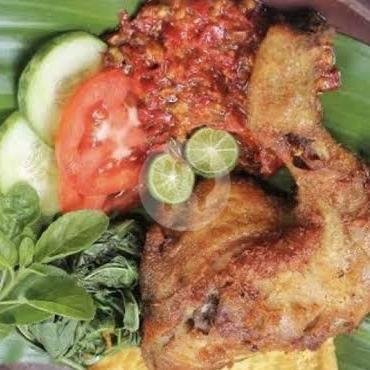 Ayam Goreng + Nasi menu Warung Lalapan Cak Man, Kubu Anyar