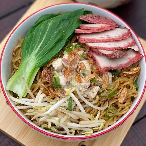 Bakmie Karet Ayam + Babi Cincang + Chasiew Panggang ( Chicken + Minced Pork + BBQ Pork Noodle ) menu Bakmie Adamie, Dewi Sri