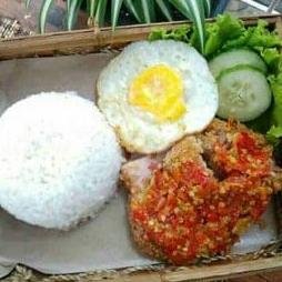Ayam geprek special menu Geprek Fiona, Gunung Payung