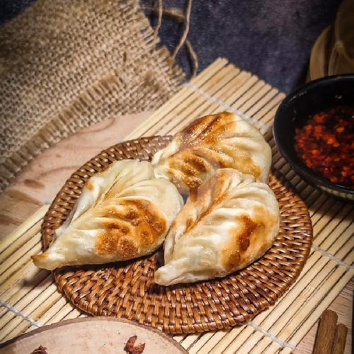 Gyoza menu Mendoan Plat R Bali (MPR Bali), Denpasar