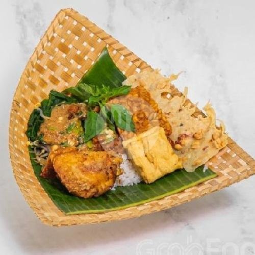 Nasi Pecel Ayam Goreng + Peyek menu Pecel Pincuk Madiun Mbak Asih, Uluwatu Raya