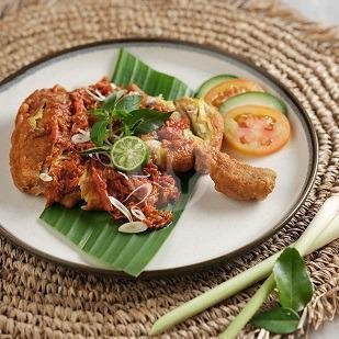 Ayam Gebug Sere Limo menu Warung Bendega, Denpasar