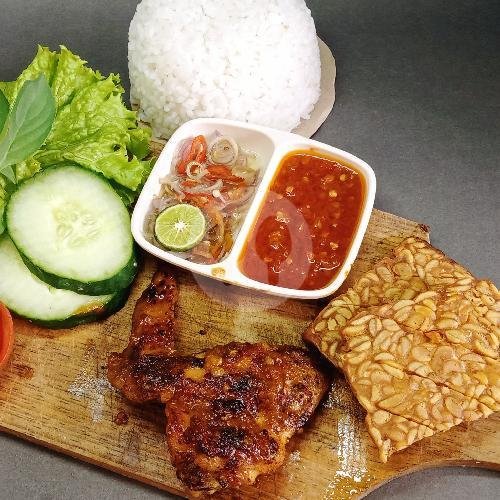Nasi + Kepak Sayap Bumbu Kuning + Tempe Goreng menu Warung Cedil Ayam Bakar Lalapan Dan Geprek, Sempidi, Mengwi