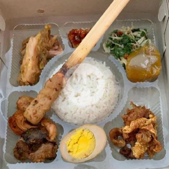 Paket Nasi Kotak menu Nasi Ayam Kedewatan Sangtu, Sanur