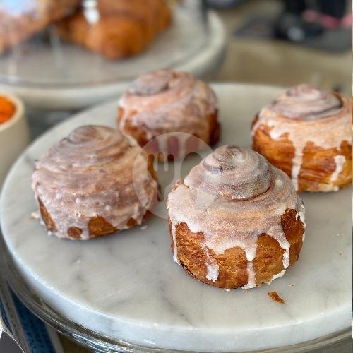 Cinnamon Roll menu Rise and Shine, Canggu