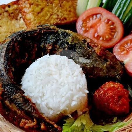 Nasi Lalapan Lele Goreng menu Warung Wilda Rasa Jawa Muslim Banyuwangi, Gunung Soputan