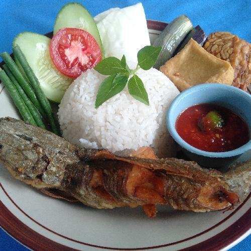 Lele Goreng + Nasi Putih menu Lalapan Doa Dua Ibu, Panji