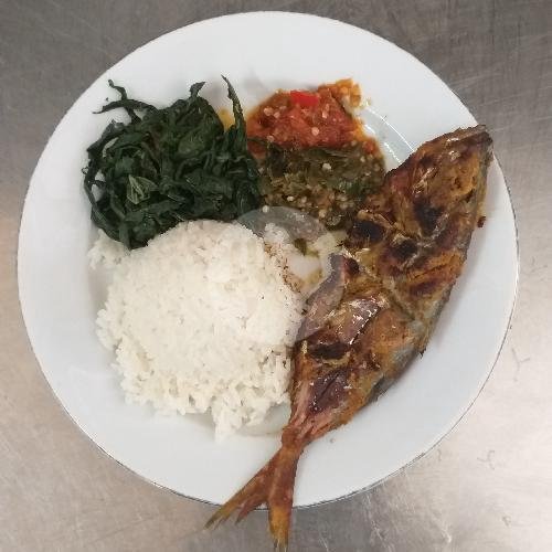 Nasi Ikan Bakar menu Dewata Minang, Danau Poso