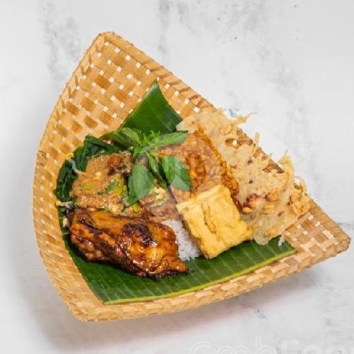 Nasi Pecel Ayam Bakar + Peyek menu Pecel Pincuk Madiun Mbak Asih, Uluwatu Raya