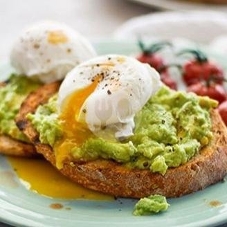 Smash Avocado poach egg on tst+grilled tomatto+salad menu Aksata Bar, Canggu