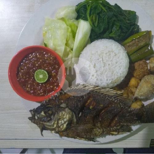 Nila Goreng + Nasi menu Nasi Tempong Bu Bella, Pemogan