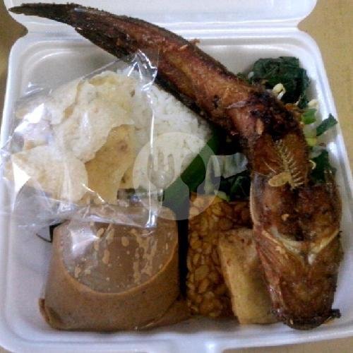 Nasi Pecel + Lele Goreng menu Pecel Pincuk Madiun Mbak Asih, Uluwatu Raya