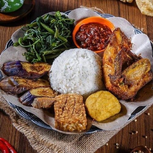 Discover the Authentic Flavors of Bali at Warung Lalapan Mbak Itin