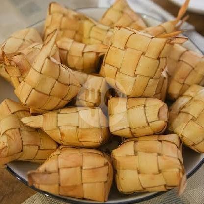 Tupat menu Sate Ikan Laut Segara Nadhi