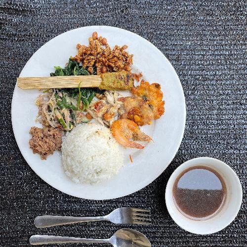 Nasi Campur Komplit Tanpa Ayam menu Nasi Campur Warung Jukut Undis, Danau Buyan